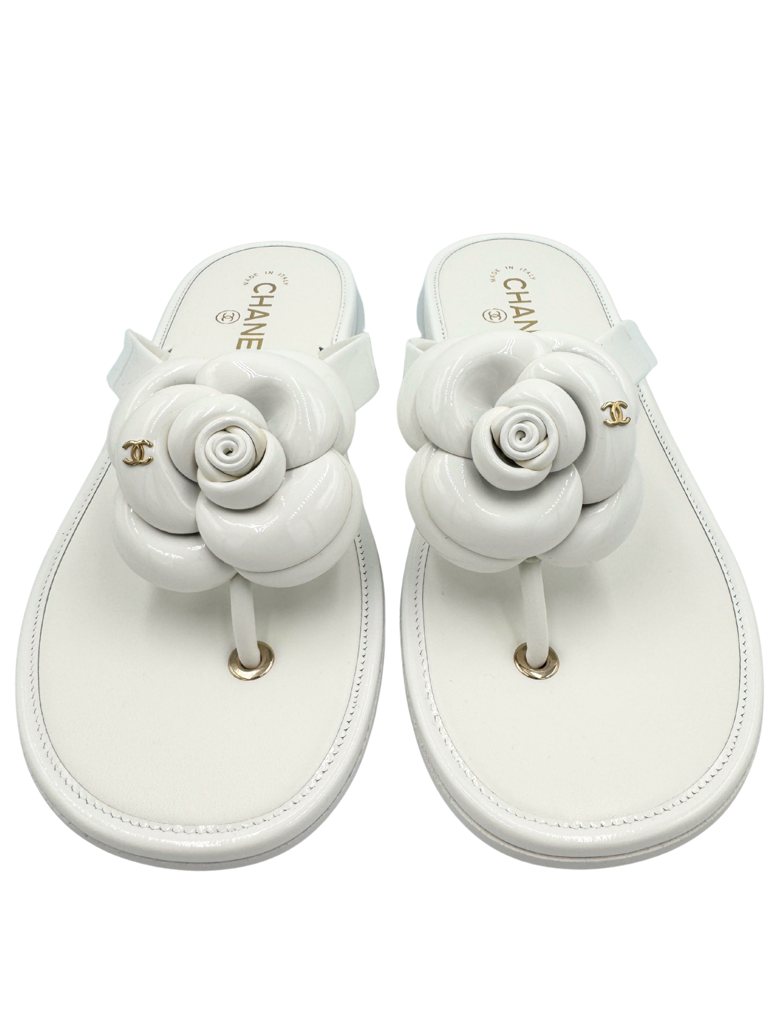 Size 40 2026 Camellia Thong Flat Sandals in White Leather with Patent Leather Accents