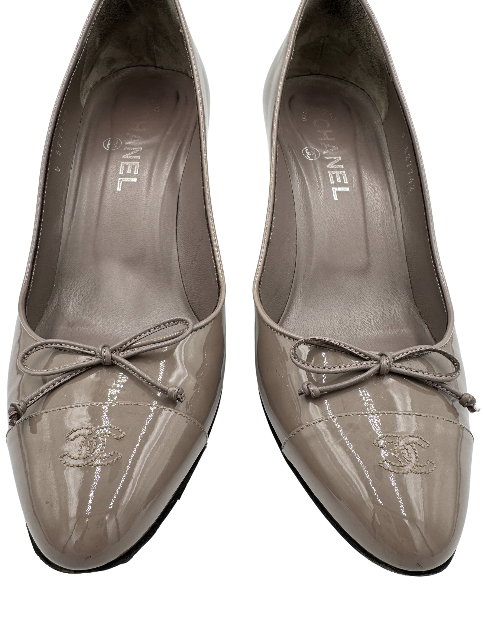 Size 40 CC Cap-Toe Pumps with Bow in Grey Patent Leather