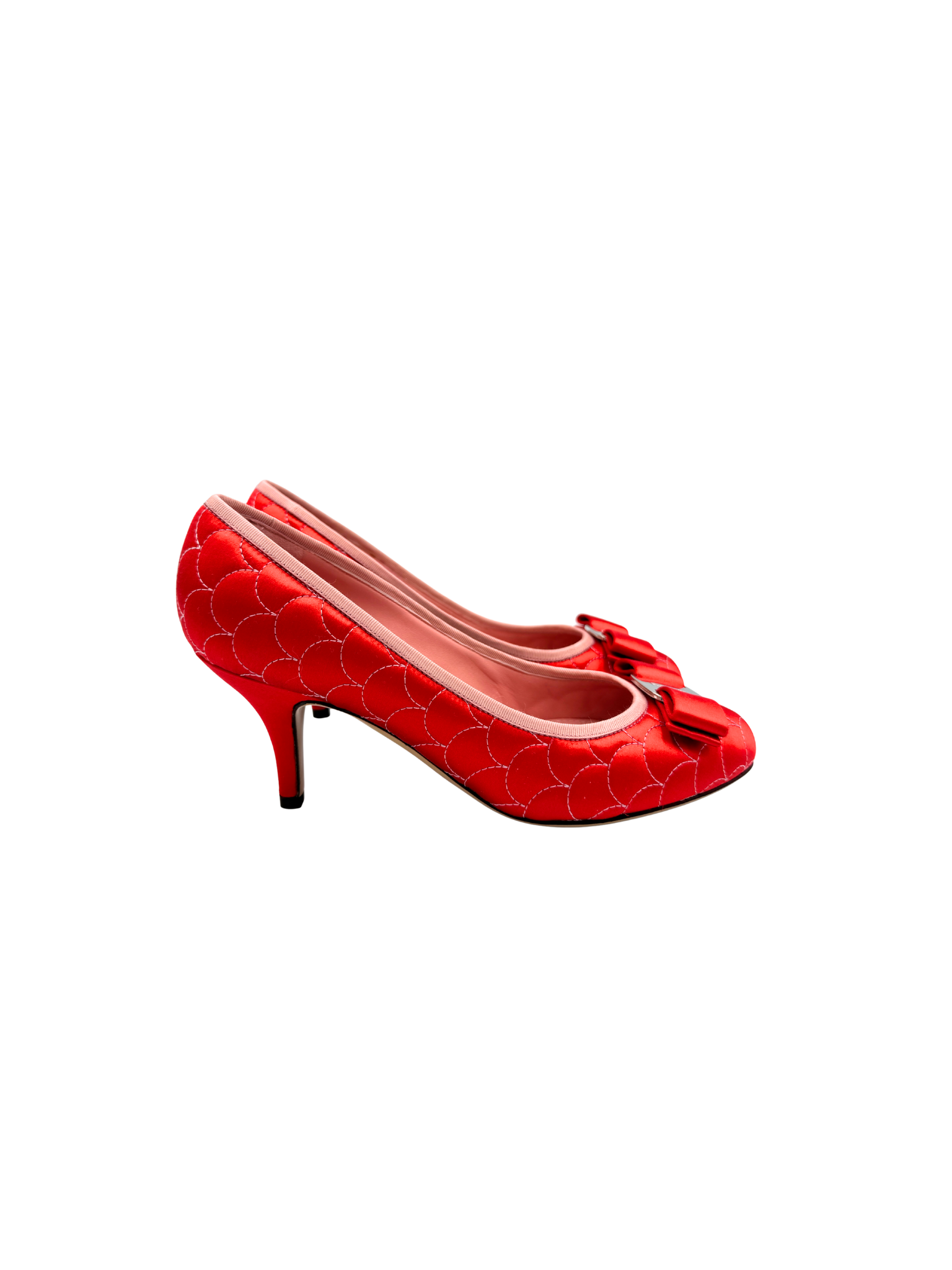 Size 5.5 Scalloped Quilted Vara Bow Pumps in Red Satin