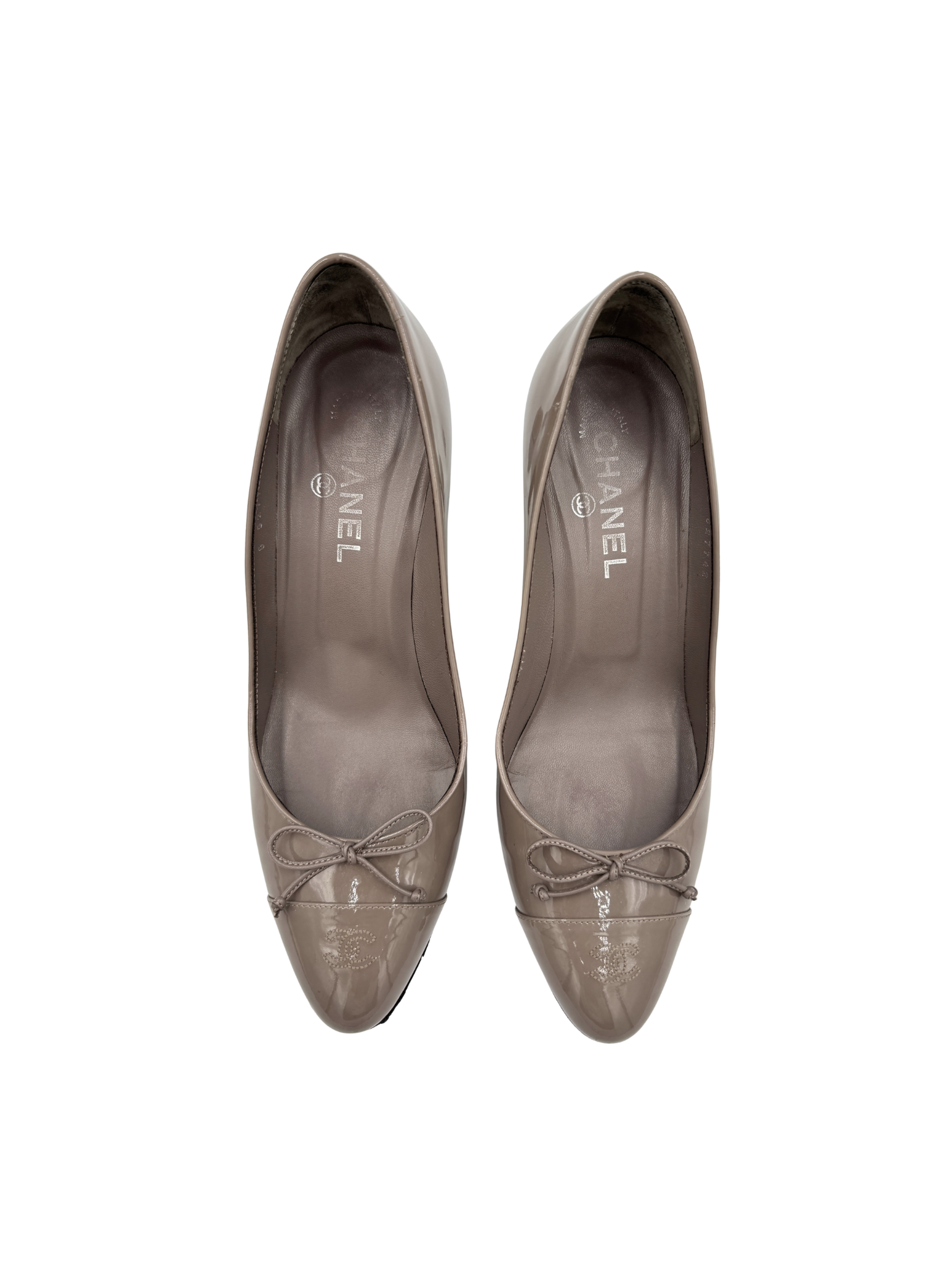 Size 40 CC Cap-Toe Pumps with Bow in Grey Patent Leather