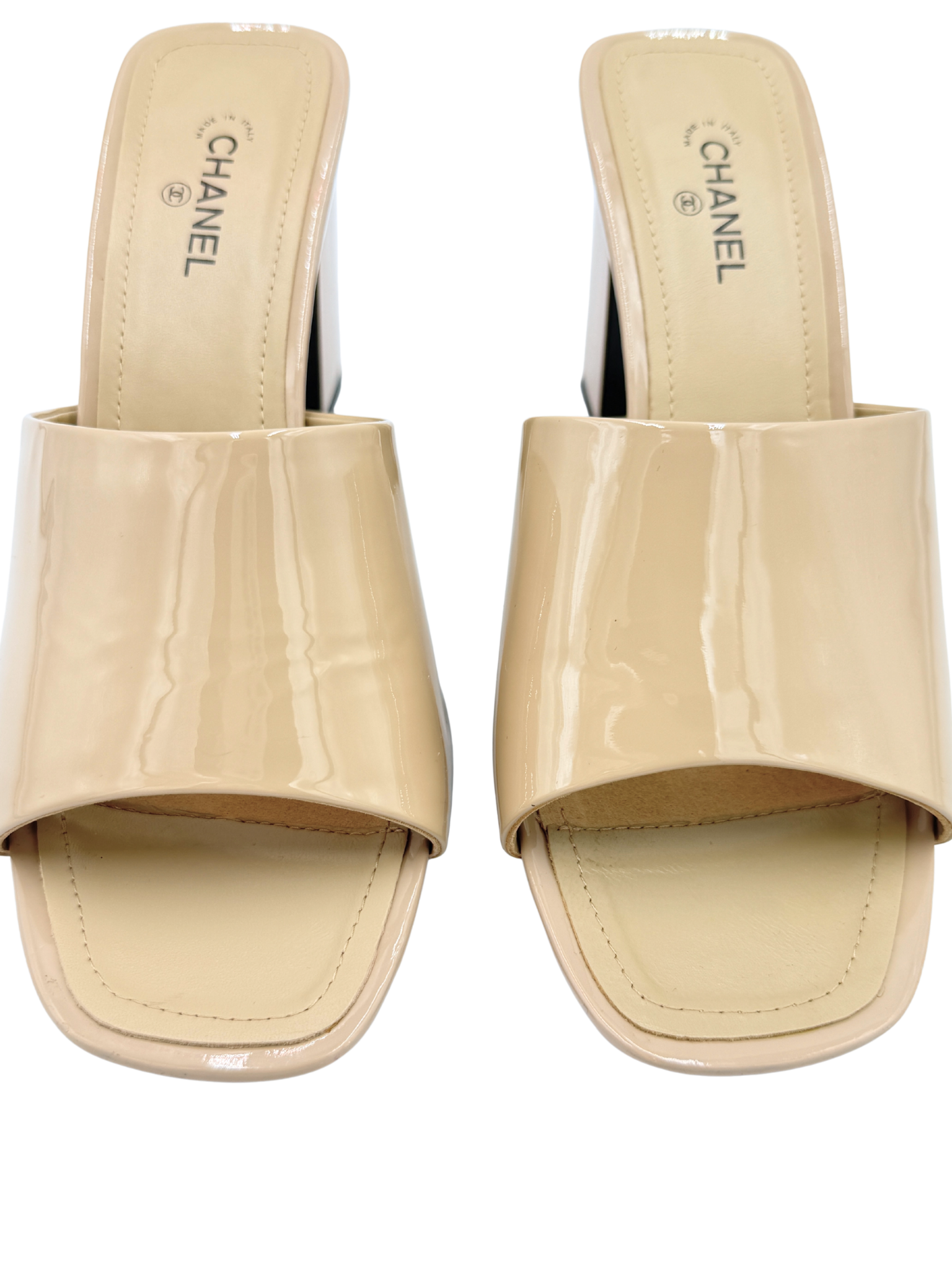Size 40 CC Block Heel Sandals in Beige Patent Leather with Black Accents