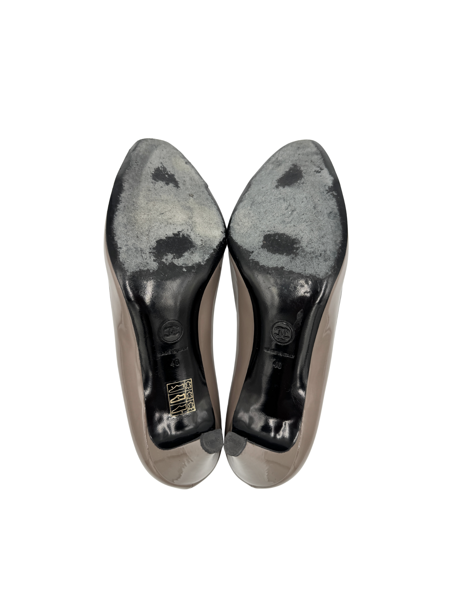 Size 40 CC Cap-Toe Pumps with Bow in Grey Patent Leather