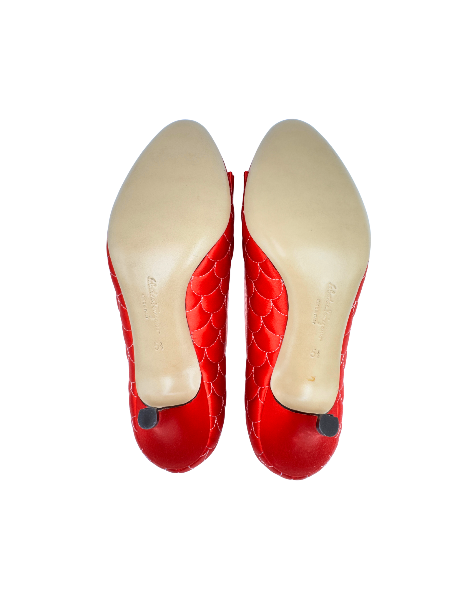 Size 5.5 Scalloped Quilted Vara Bow Pumps in Red Satin